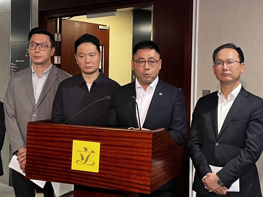 葉傲冬(右二)感謝局方採納民建聯建議,將遞交授權票的時限由開會前2天提早至4天。 葉傲冬(右二)感謝局方採納民建聯建議,將遞交授權票的時限由開會前2天提早至4天。