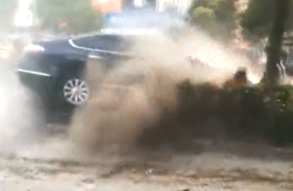 私家车撞向人群。影片截图