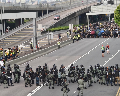 示威者在中聯辦一帶與警察對峙