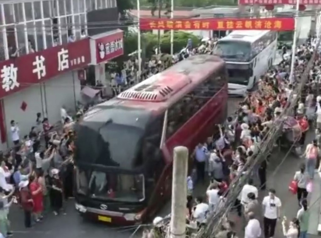 毛坦廠中學今早再以旅遊巴接載考生前往考場。網圖