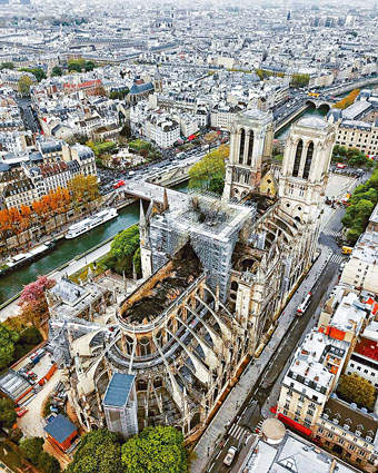 火災後拍攝的巴黎聖母院俯瞰圖，可見屋頂嚴重損毀。