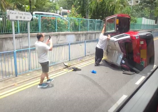 的士翻側橫亘路上。fb 車cam L(香港群組)影片截圖 的士翻側橫亘路上。fb 車cam L(香港群組)影片截圖