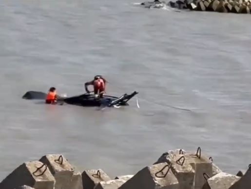 私家車穿越圍欄及河堤後插入長江，車內有人死亡。抖音