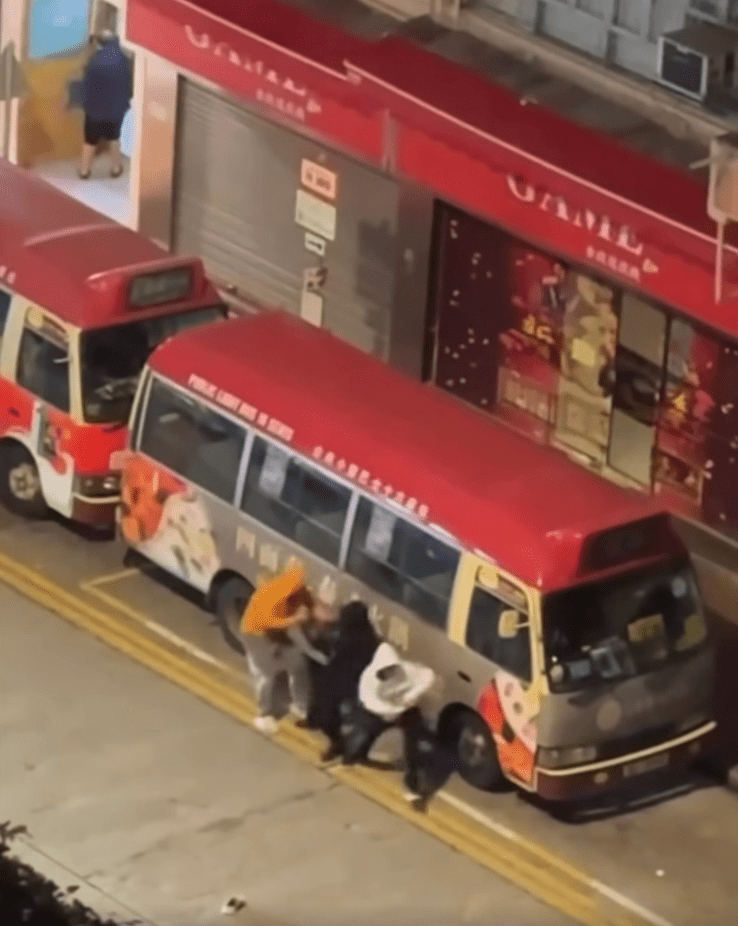 白衣男子一度跑離逃去。fb「車cam L(香港群組)」 白衣男子一度跑離逃去。fb「車cam L(香港群組)」