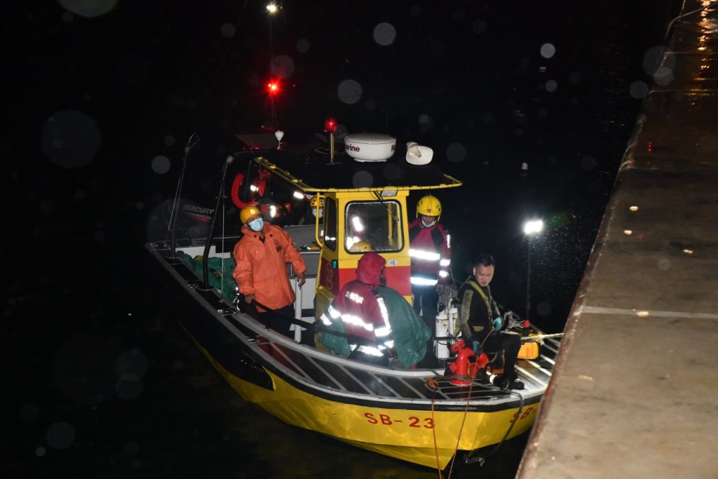 救援人員進行搜索，直到晚上11時半仍未有發現。