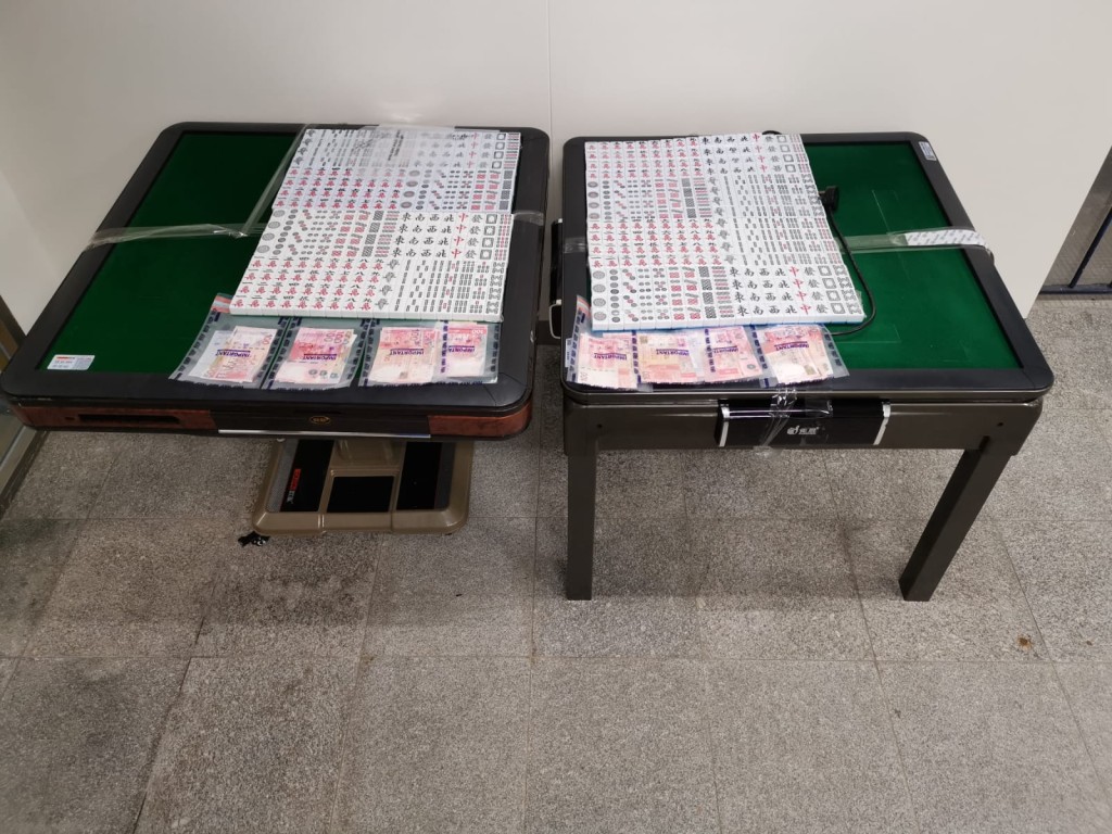 警員檢獲兩部電動麻雀枱、4副麻雀及約4,000元賭款。