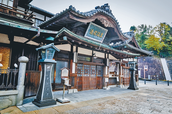 1894年落成的道後溫泉本館,是著名木匠坂本又八郎的精心傑作。