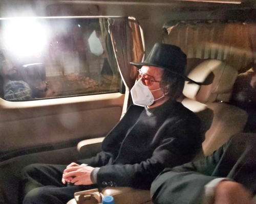 「上海仔」郭永鴻傍晚離開機場警署後乘車離開。
