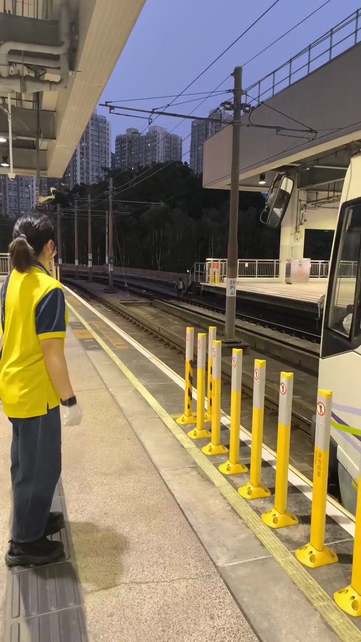 一名男童今日晚上闯入屯门市中心轻铁站的路轨。fb“屯门友”片段截图