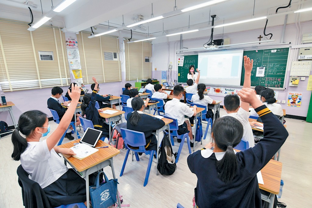 全港有7萬多名在職教師，教育局現正修訂《教育條例》，以完善教師註冊機制，引入執業證書和定期更新要求。