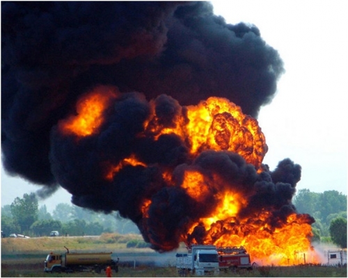 尼日利亚油管常遭破坏窃油导致爆炸。网图