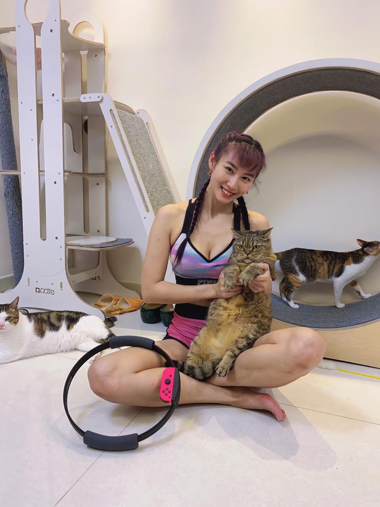 為了回饋粉絲，大方以sports bra示人。