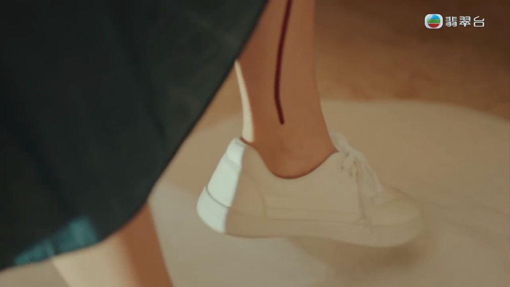 镜头更拍出「KK」陈星妤经血直流到小腿的画面。