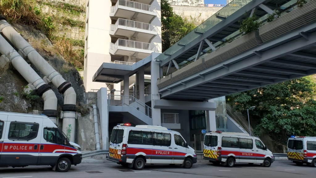 大批警員到場。