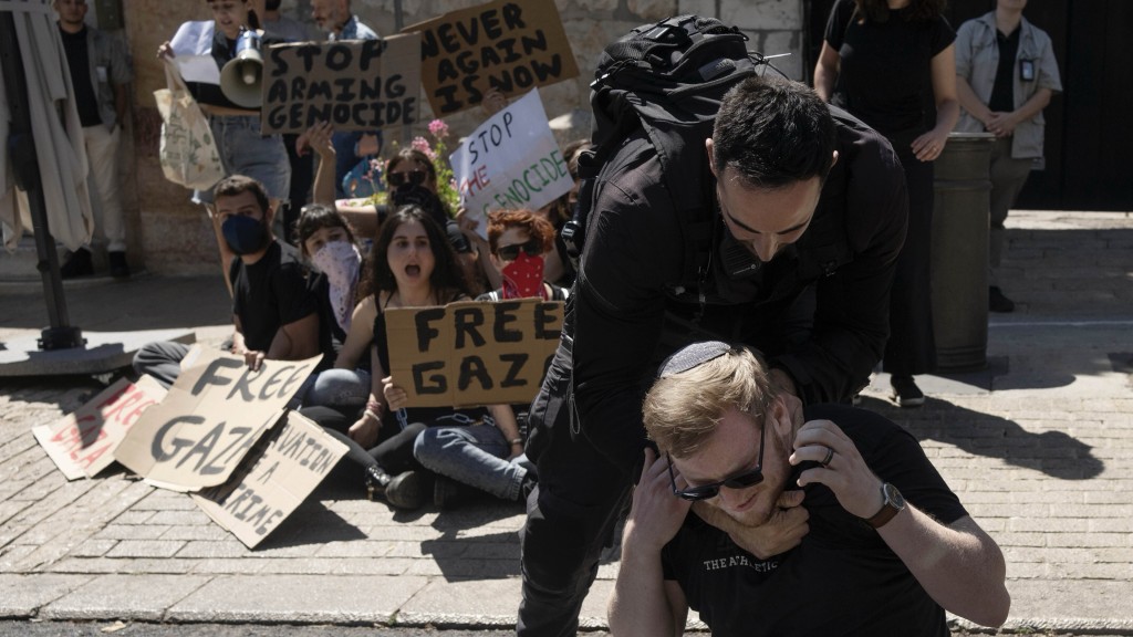 以色列警察強行帶走呼籲停戰的示威者。 美聯社