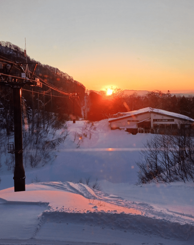 日本长野县小谷村栂池高原度假村滑雪场风景优美。IG@tsugaike_kogen
