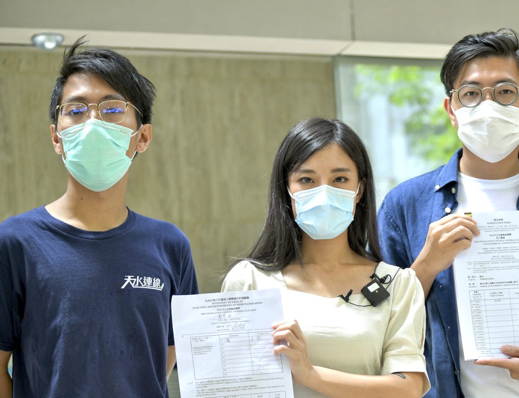 伍健伟（左一）。资料图片