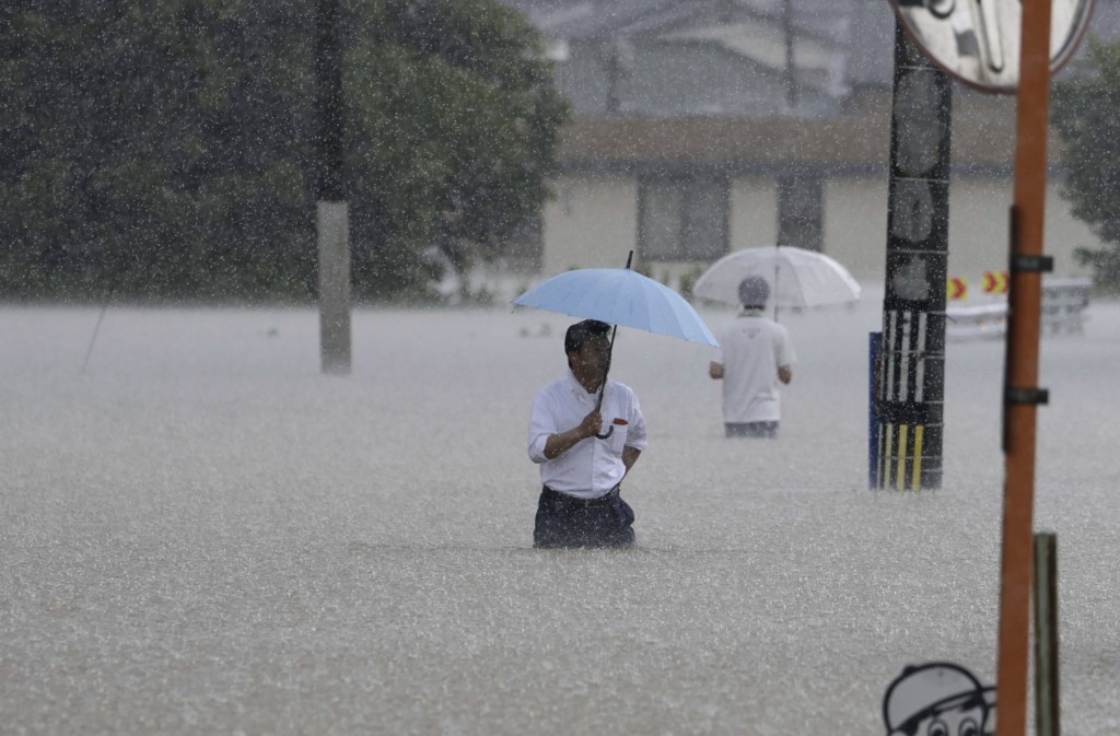 日福冈县久留米市暴雨引致水浸，水深至大腿。AP