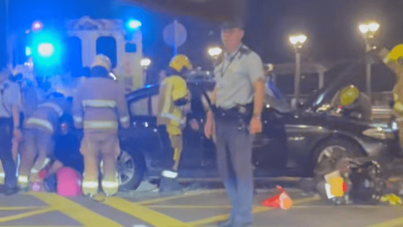 屯門青山公路私家車與電單車相撞，消防人員趕往現場救援。Facebook 屯門公路塞車關注組影片截圖