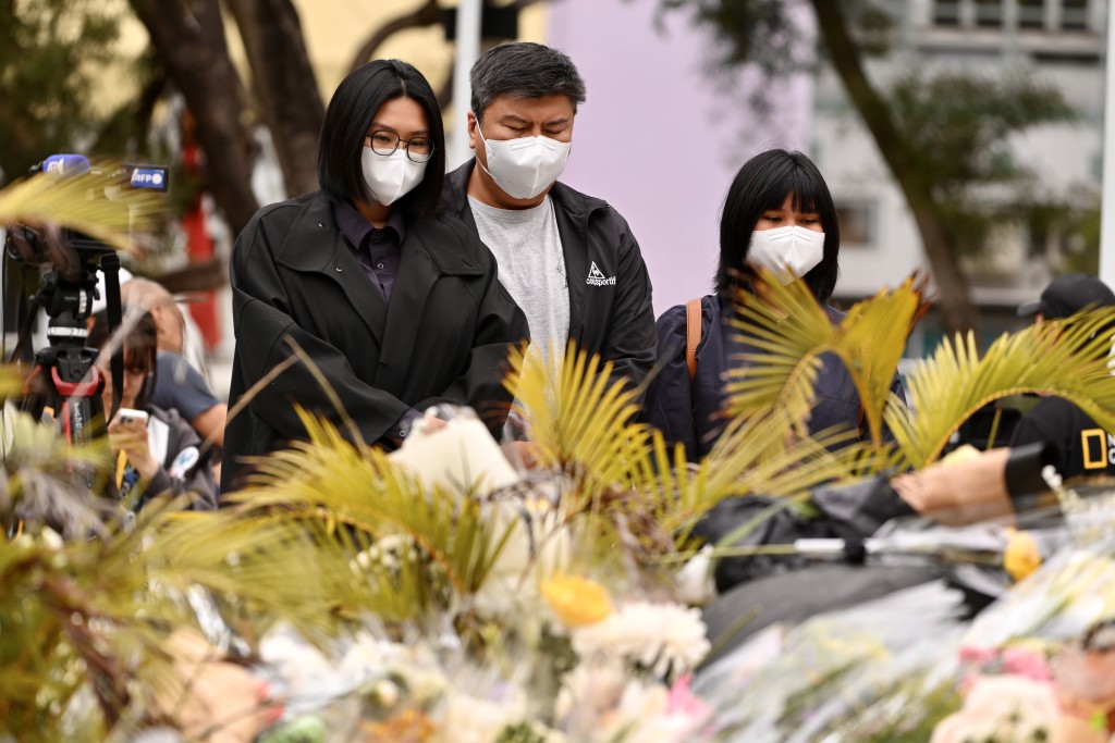 不少市民到場獻花致哀。