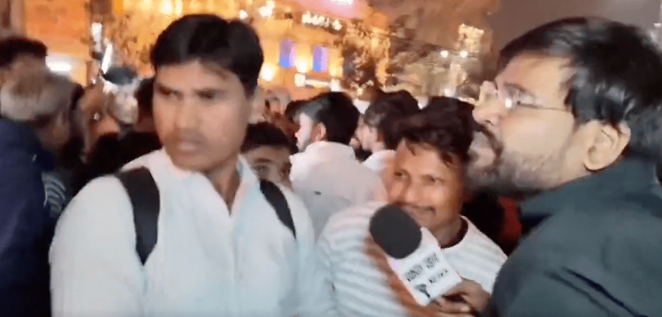 群眾隨即驚恐四散逃避。