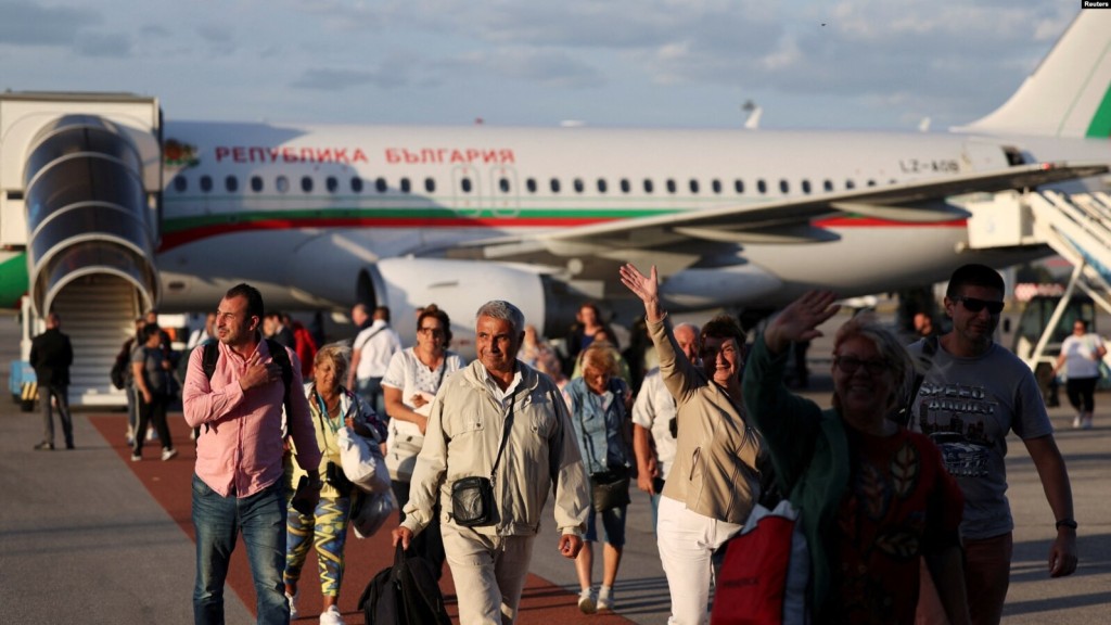 保加利亚也派专机到以色列接回国民。路透社