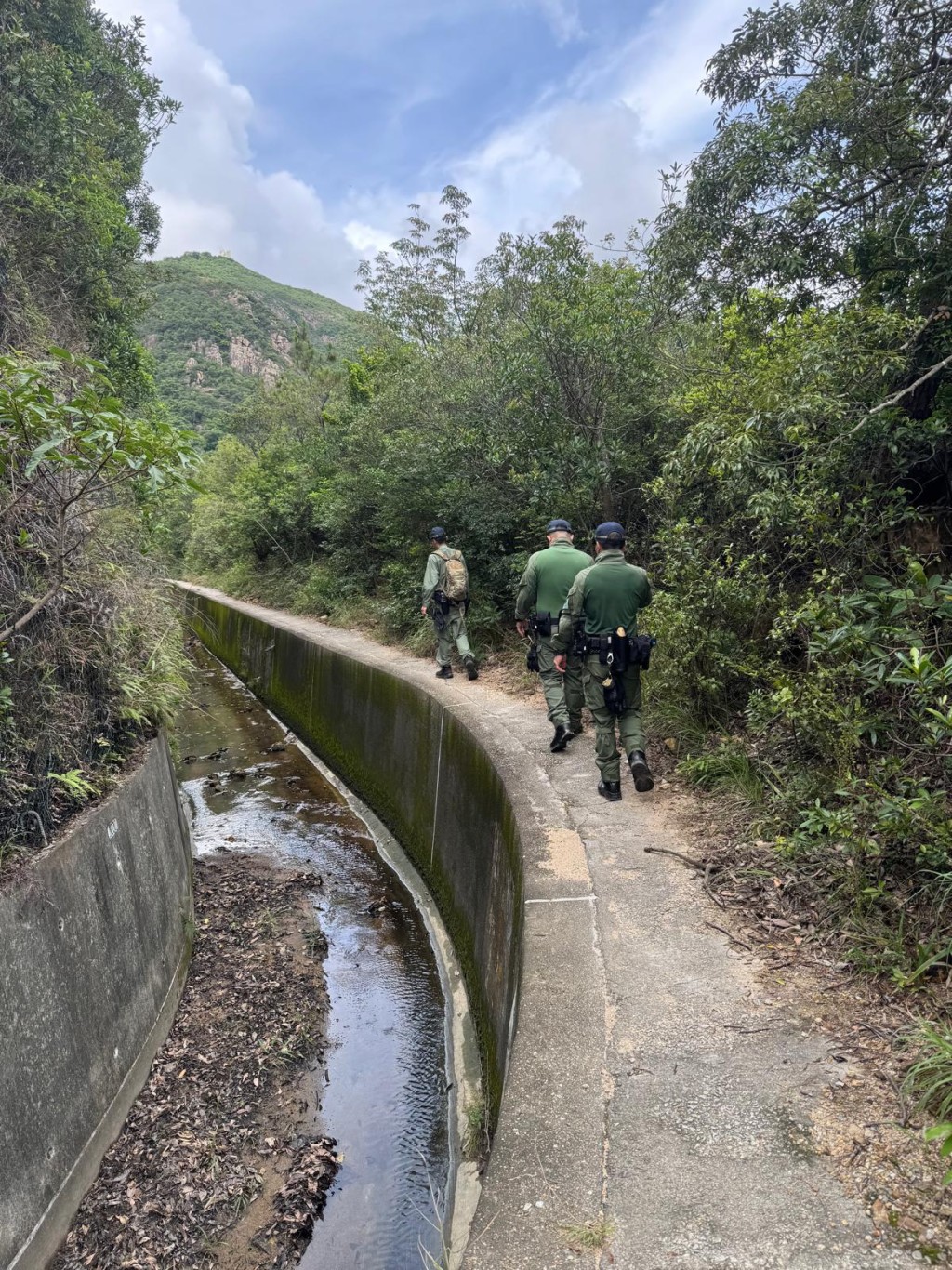 警方在香港島山頂郊區一帶鄰近住宅的山坡及附近密林進行高調巡邏及搜捕行動。 警方在香港島山頂郊區一帶鄰近住宅的山坡及附近密林進行高調巡邏及搜捕行動。