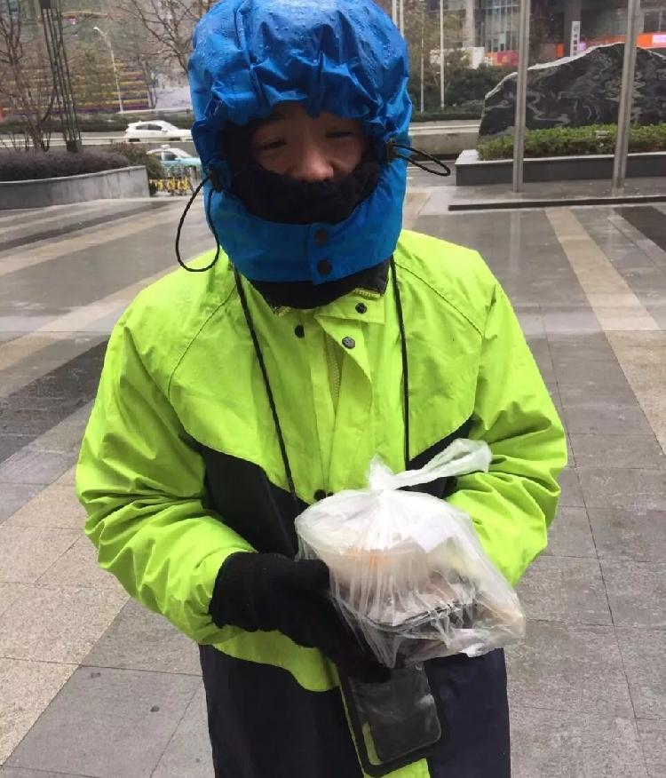外賣員孫志強獲顧客送上一杯奶茶。網圖