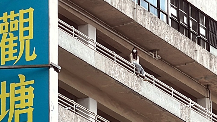 女子危站高處。劉漢權攝