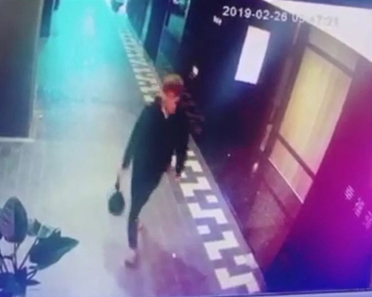 閉路電視畫面發現一名金髮男子懷疑正準備棄屍。網圖