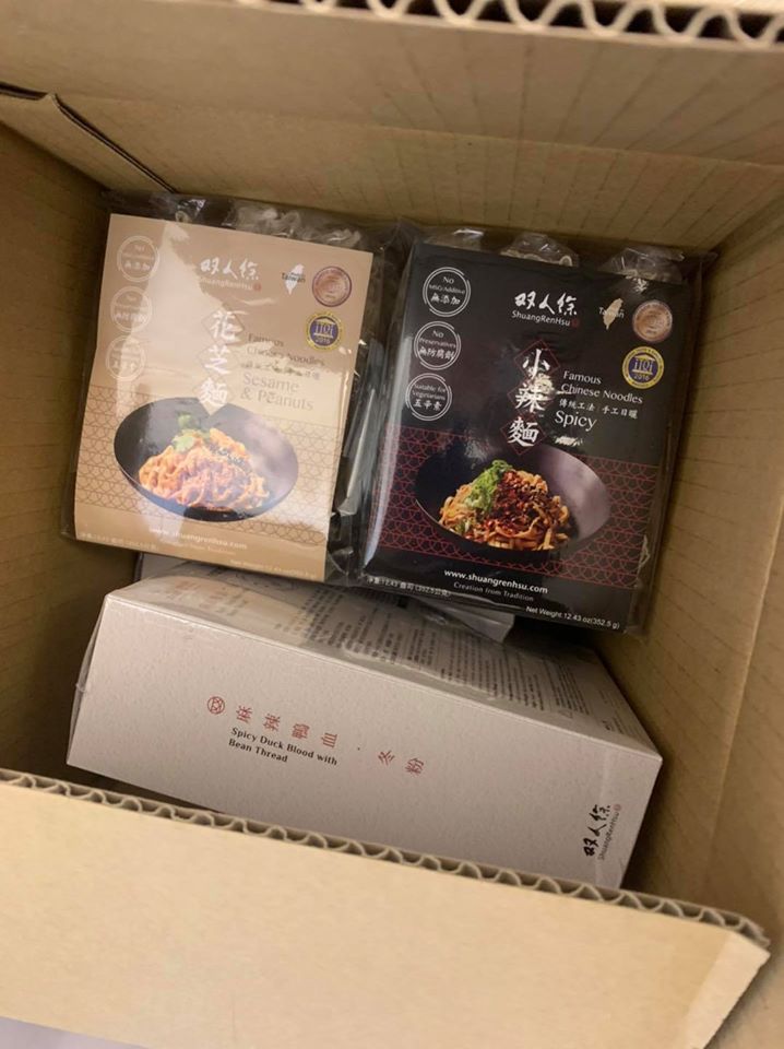 朋友知啤梨要留家，所以送上一箱台灣拌麵。