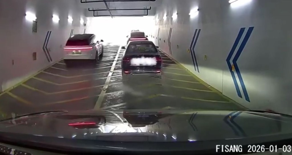 白色SUV逆線打尖被一眾車主「死頂」整治。微博