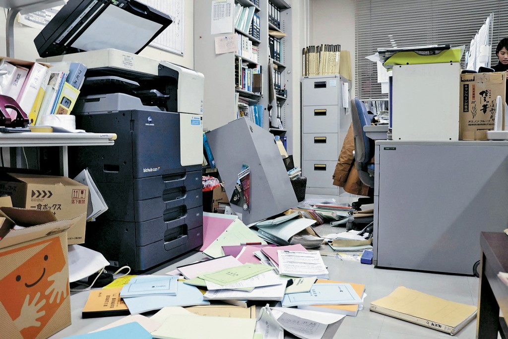 在日本共同社位於北海道函館的分社內，書架和文件在地震中掉落。