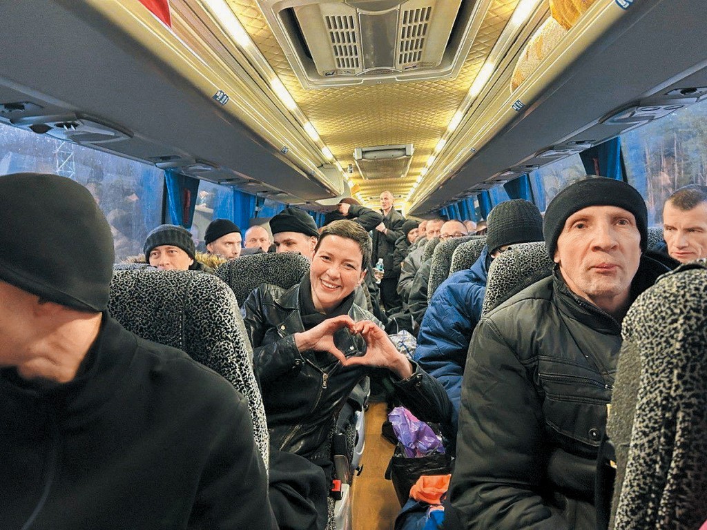 反對派領袖科列斯尼科娃獲釋後乘坐巴士。