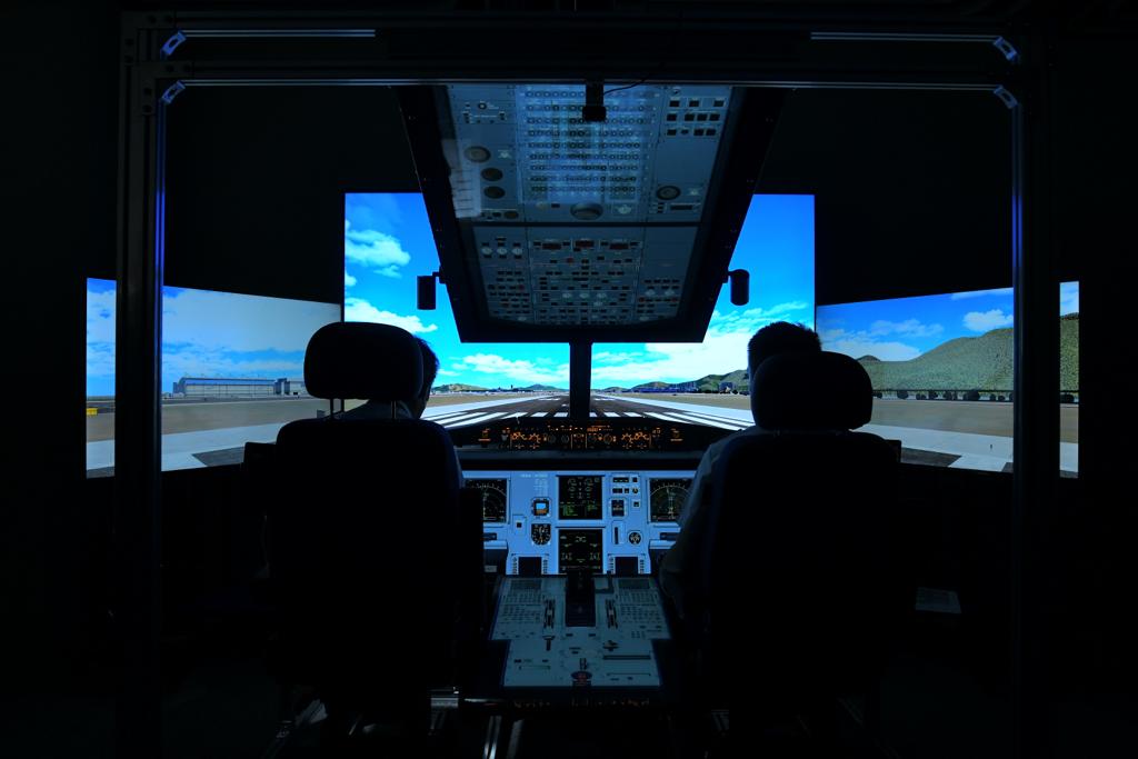 國際航空學院新校舍設虛擬實境模擬駕駛室等設施。