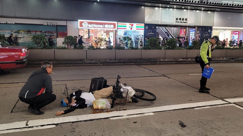 單車漢倒地，外賣菜汁瀉地，九巴車長在旁。網上圖片