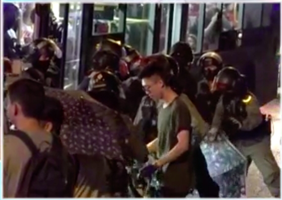 在元朗亦有警員截查巴士。港台截圖