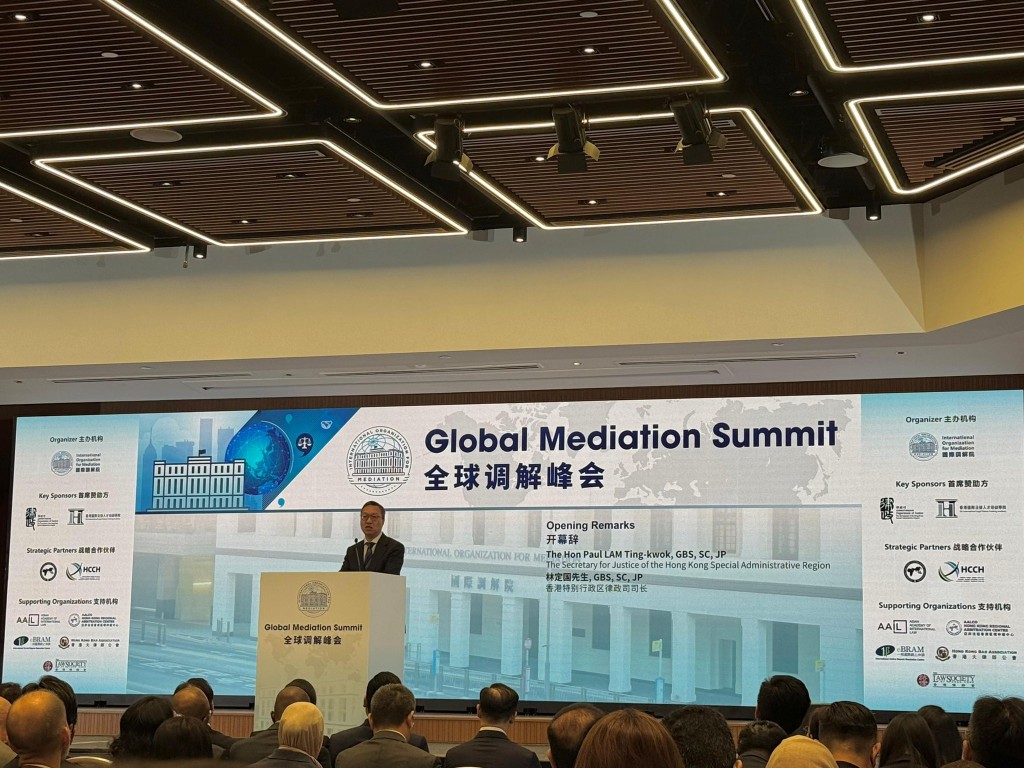 律政司司長林定國致辭。