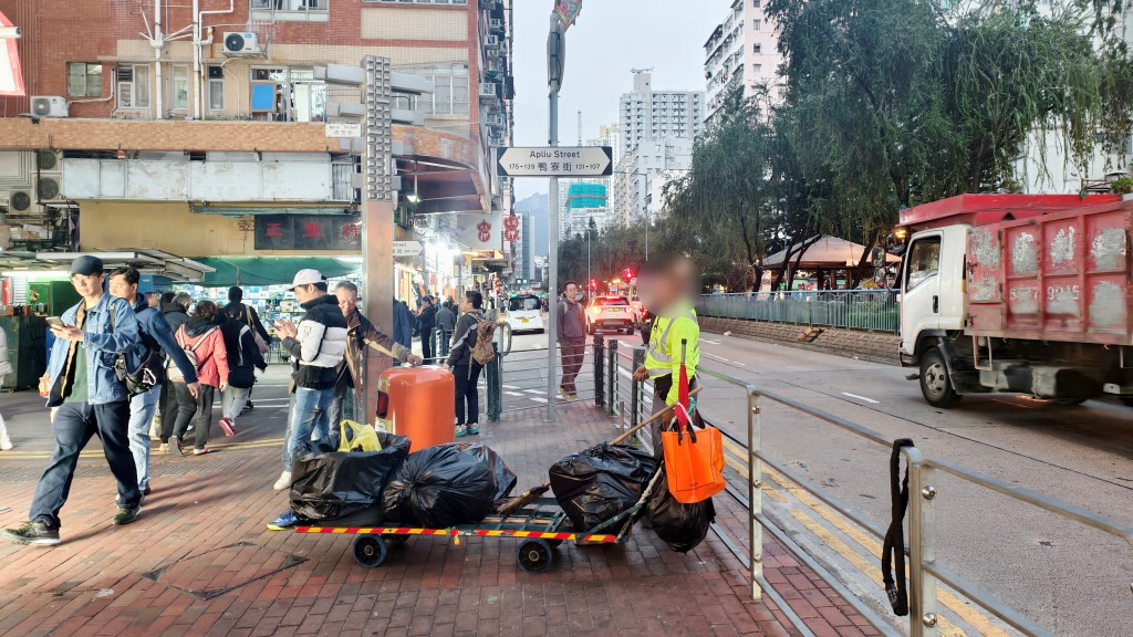 鴨寮街有清潔工在場，圖中非涉事清潔工。徐裕民攝