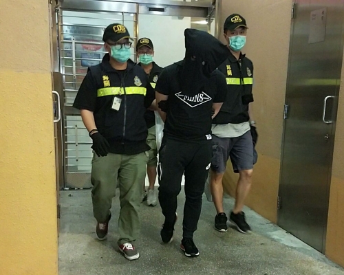 藍田邨藍蔚樓截查一名可疑男子,發現其背囊藏有一公斤可卡因,其後將他拘捕。