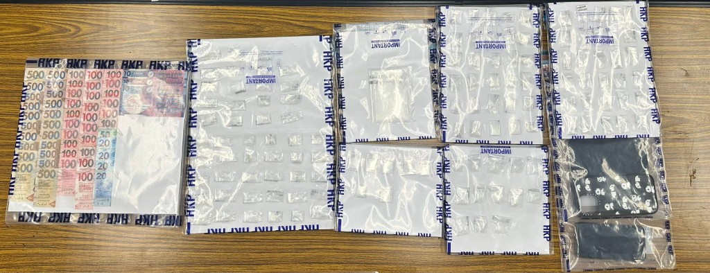 警方於車內檢獲約47克懷疑氯胺酮和37克懷疑霹靂可卡因，市值共約6.4萬元。警方提供