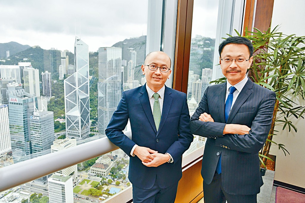金管局助理总裁（银行政策）何汉杰（左）；助理总裁（银行监理）陈景宏（右）。