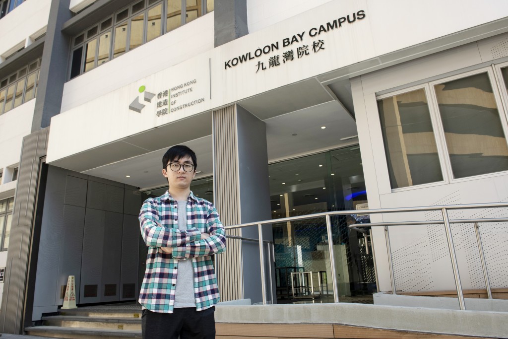 畢業生伍梓諾完成香港建造學院課程後，獲減免學分升讀香港都會大學。