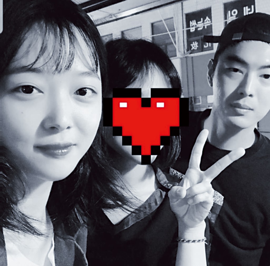 Sulli(左)與胞兄(右)兄妹情深,估計哥哥不甘亡妹被騙拍床戲,決意要為她出一口氣。