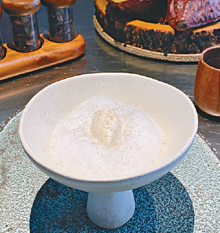 ■甜品粟米泡泡隱藏着咖啡雪糕和朱古力。 ■甜品粟米泡泡隱藏着咖啡雪糕和朱古力。