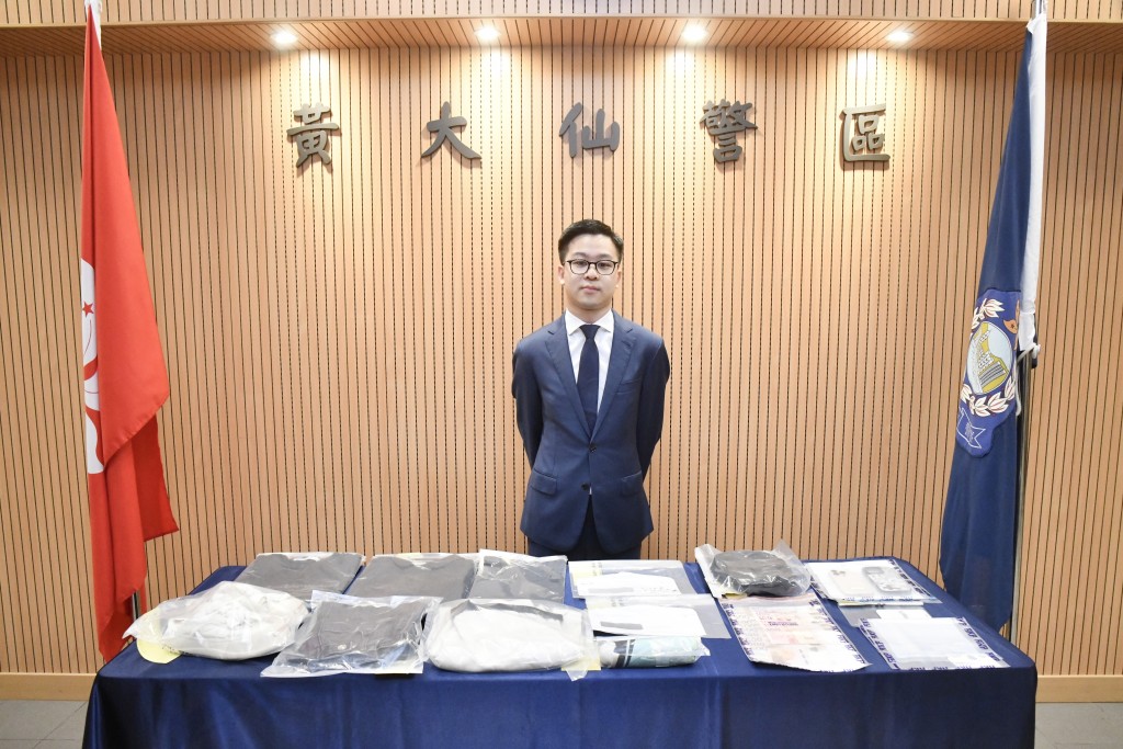 黃大仙警區刑事部署理總督察吳澤鉅表示,詐騙集團趁暑假招募「搵快錢」的年輕人,利用他們作為犯罪工具,協助進行詐騙活動。 黃大仙警區刑事部署理總督察吳澤鉅表示,詐騙集團趁暑假招募「搵快錢」的年輕人,利用他們作為犯罪工具,協助進行詐騙活動。