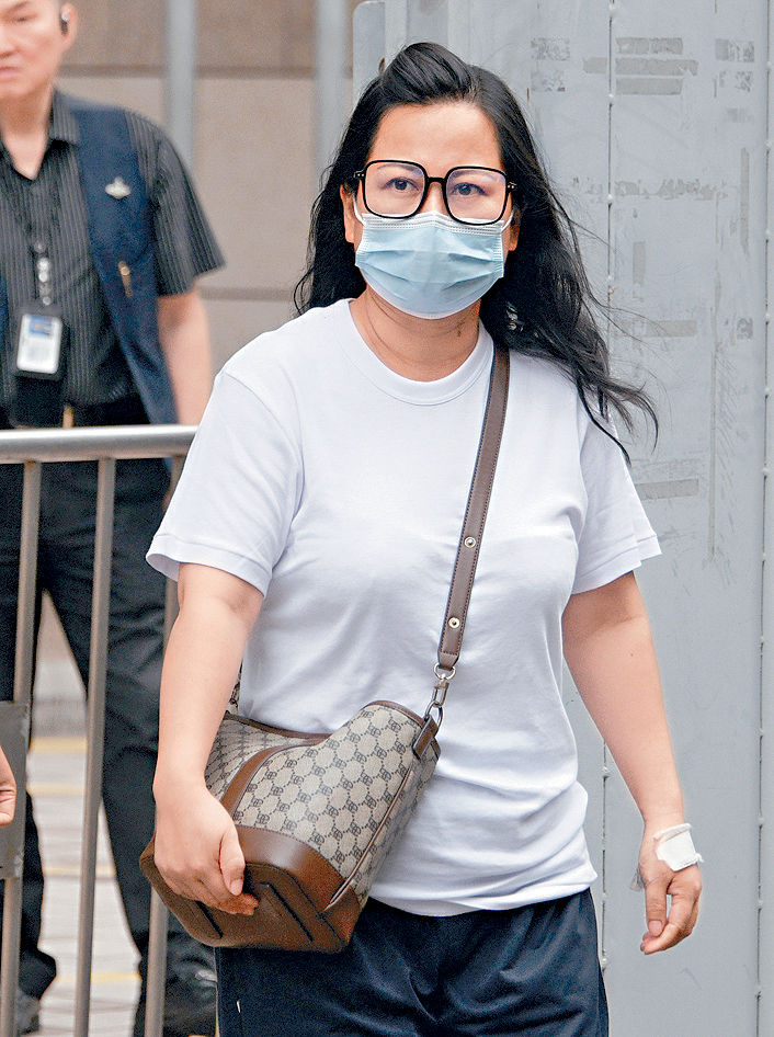 何太(葉秀定)被控傷人罪,她到西九龍裁判法院應訊。