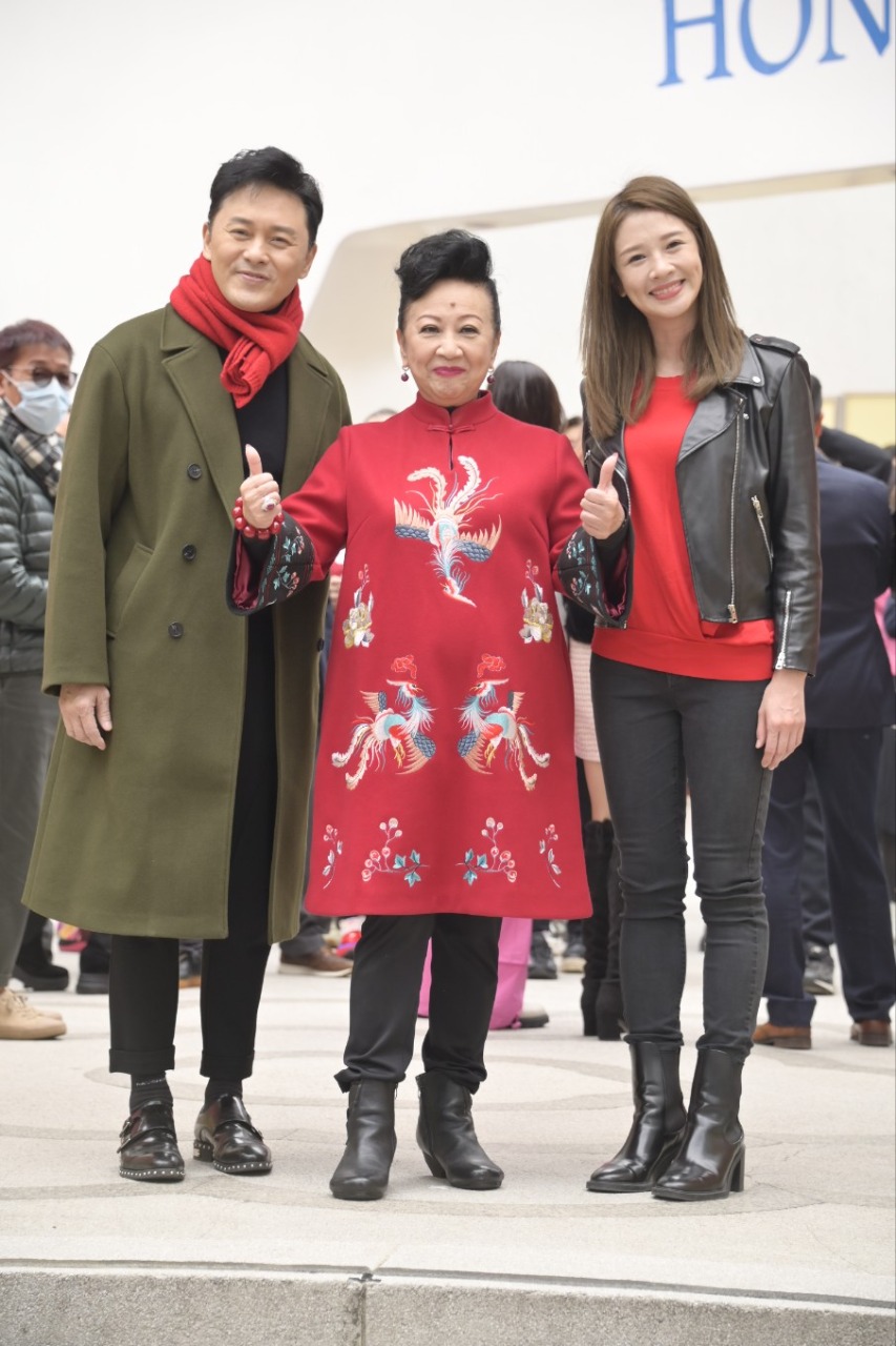 薛家燕率麥美恩與曹永廉出席「新城電台葵卯年新春團拜」，向粉絲們大派利是。