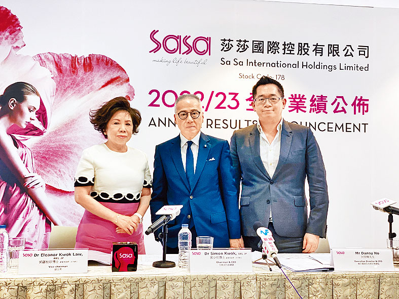 郭少明（中）指出，目前本港生意已回復至疫情前的36%。