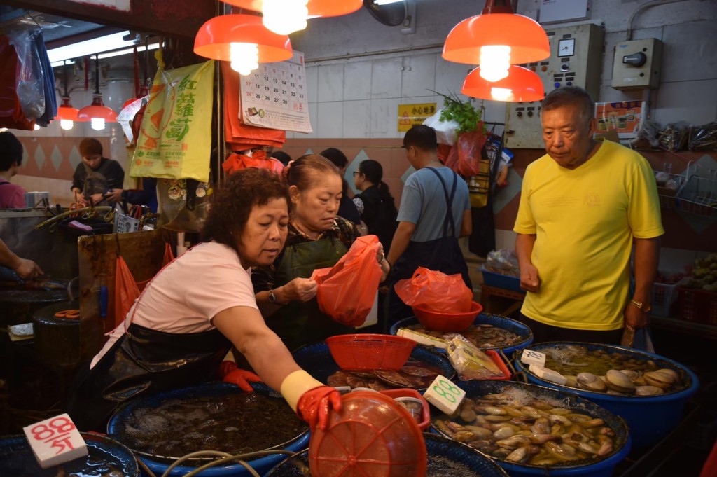 街市擠滿買菜準備團年飯的市民。